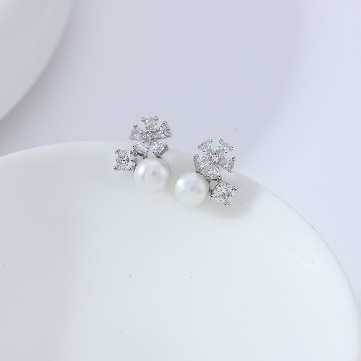 Xuhui brand exquisite and light luxury copper plated with real gold and set with zircon 925 silver needle pearl flower design fashionable stud earrings details Picture