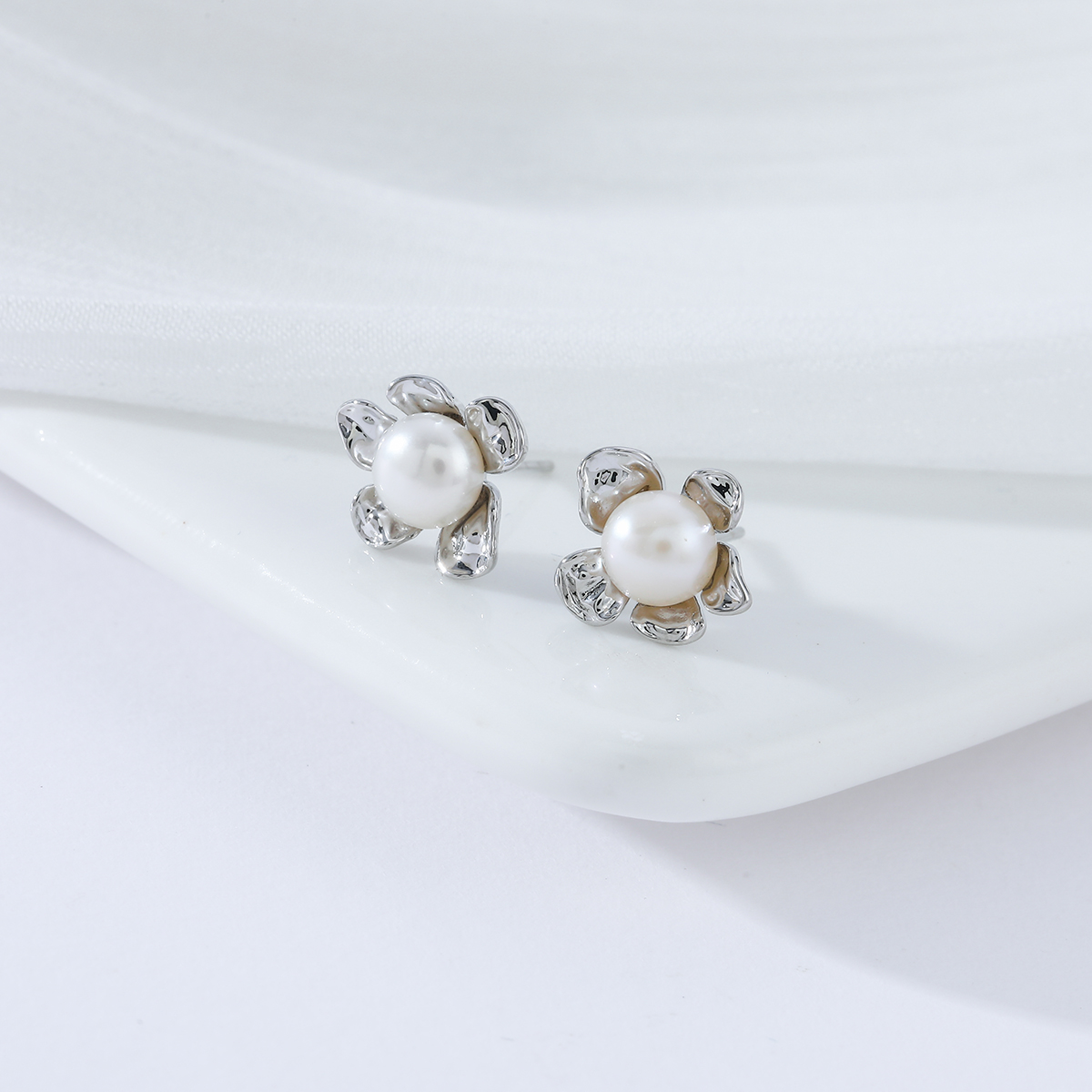 Xuhui brand exquisite and light luxury copper-plated real gold inlaid zircon 925 silver needle freshwater pearl flower luxurious design fashionable stud earrings Application Scenario