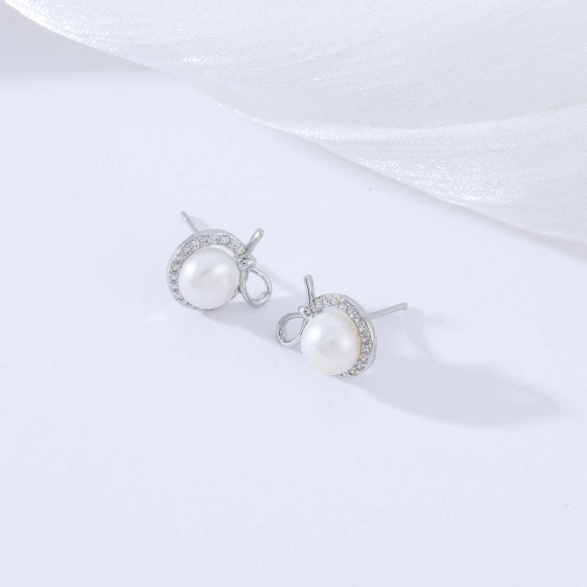 Xuhui brand exquisite and light luxury copper plated with real gold, zircon 925 silver needle, sweet pearl design, fashionable stud earrings and pendants details Picture