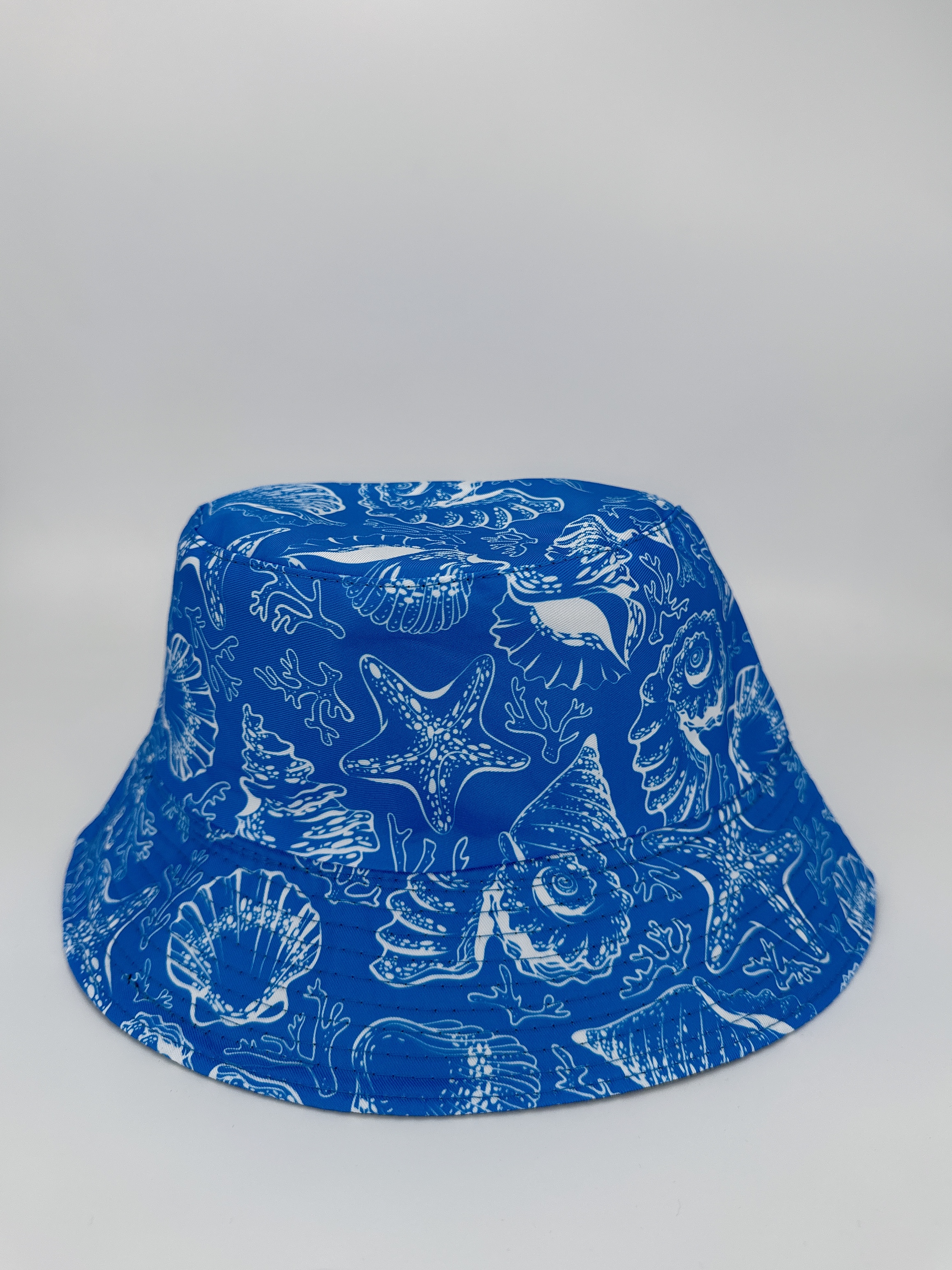 This is a fashionable and versatile fisherman's hat for both men and women in the underwater world during spring and summer. It can be worn on both sides. It is a cool and portable hat for outdoor sun protection and shade full figure