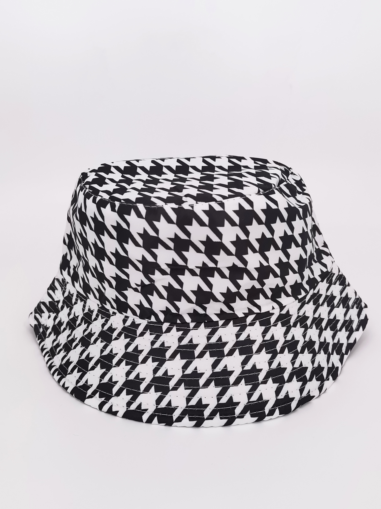 This is a fashionable and versatile double-sided fisherman's hat for both men and women in spring and summer. It can be worn outdoors for sun protection and shade, and is cool and portable full figure