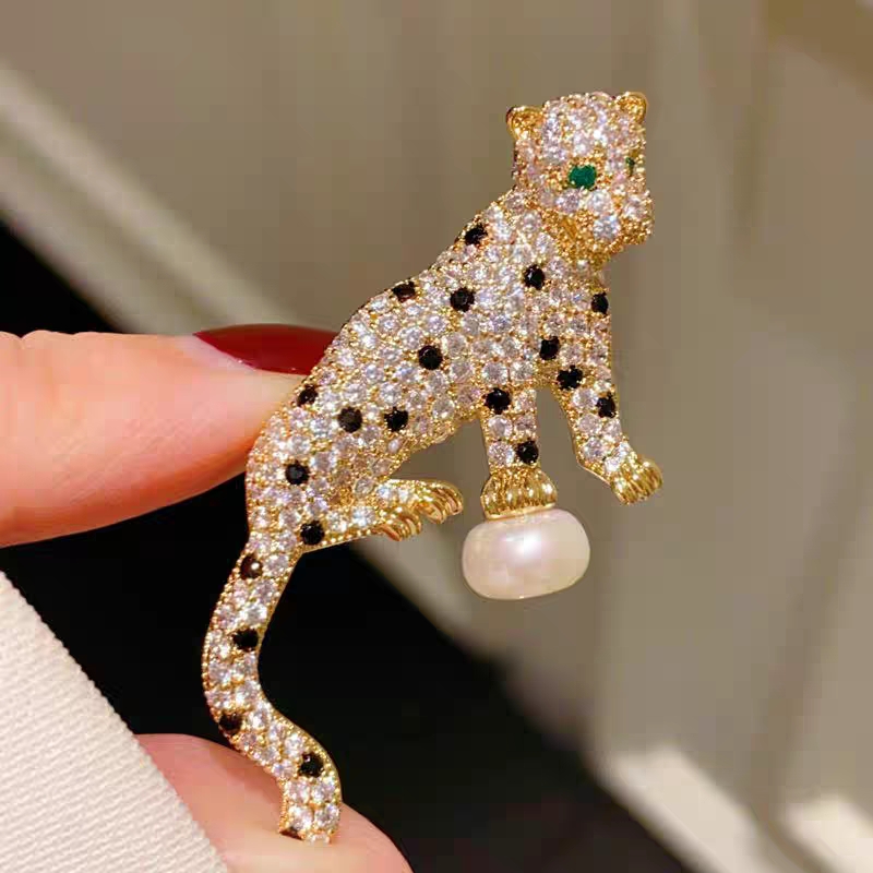 High-end natural freshwater pearl and zirconium leopard brooch with real gold electroplating details Picture