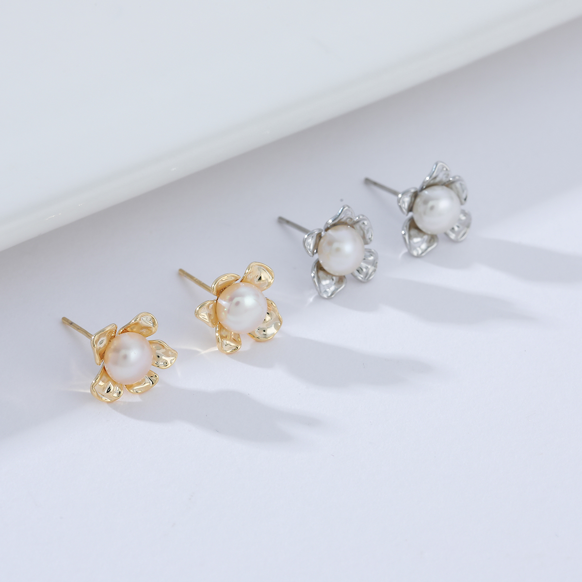 Xuhui brand exquisite and light luxury copper-plated real gold inlaid zircon 925 silver needle freshwater pearl flower luxurious design fashionable stud earrings Item Picture