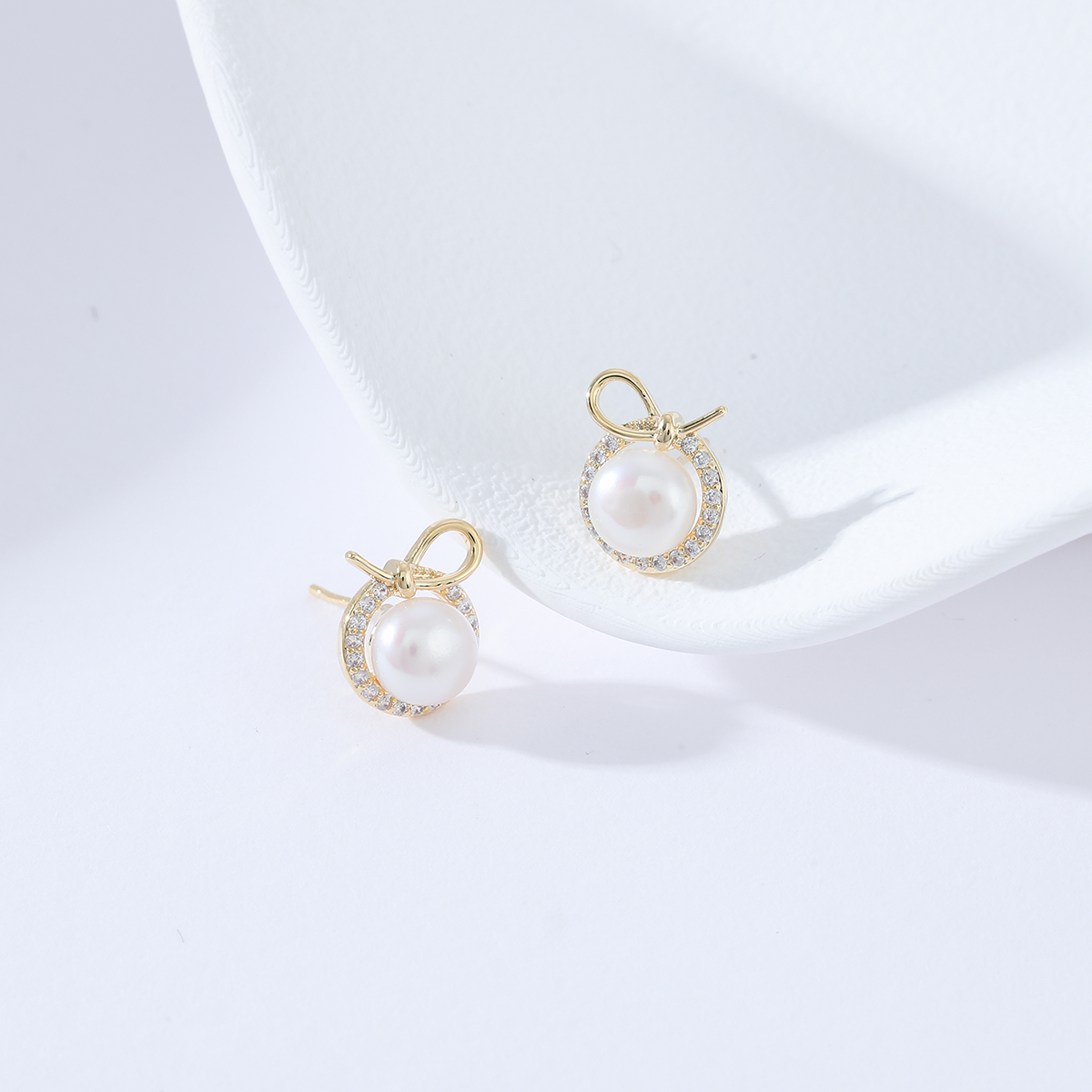 Xuhui brand exquisite and light luxury copper plated with real gold, zircon 925 silver needle, sweet pearl design, fashionable stud earrings and pendants Specification drawing
