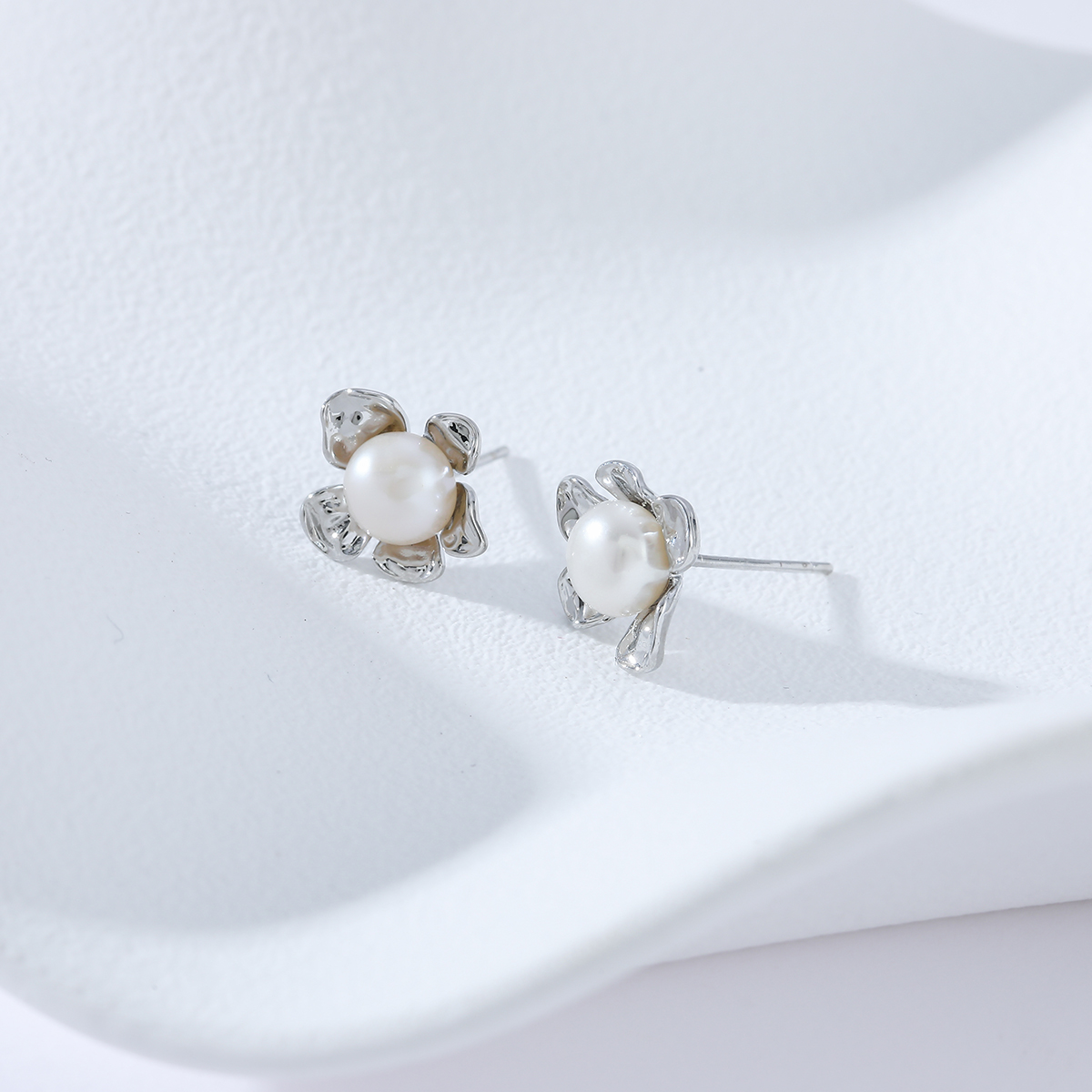 Xuhui brand exquisite and light luxury copper-plated real gold inlaid zircon 925 silver needle freshwater pearl flower luxurious design fashionable stud earrings Specification drawing