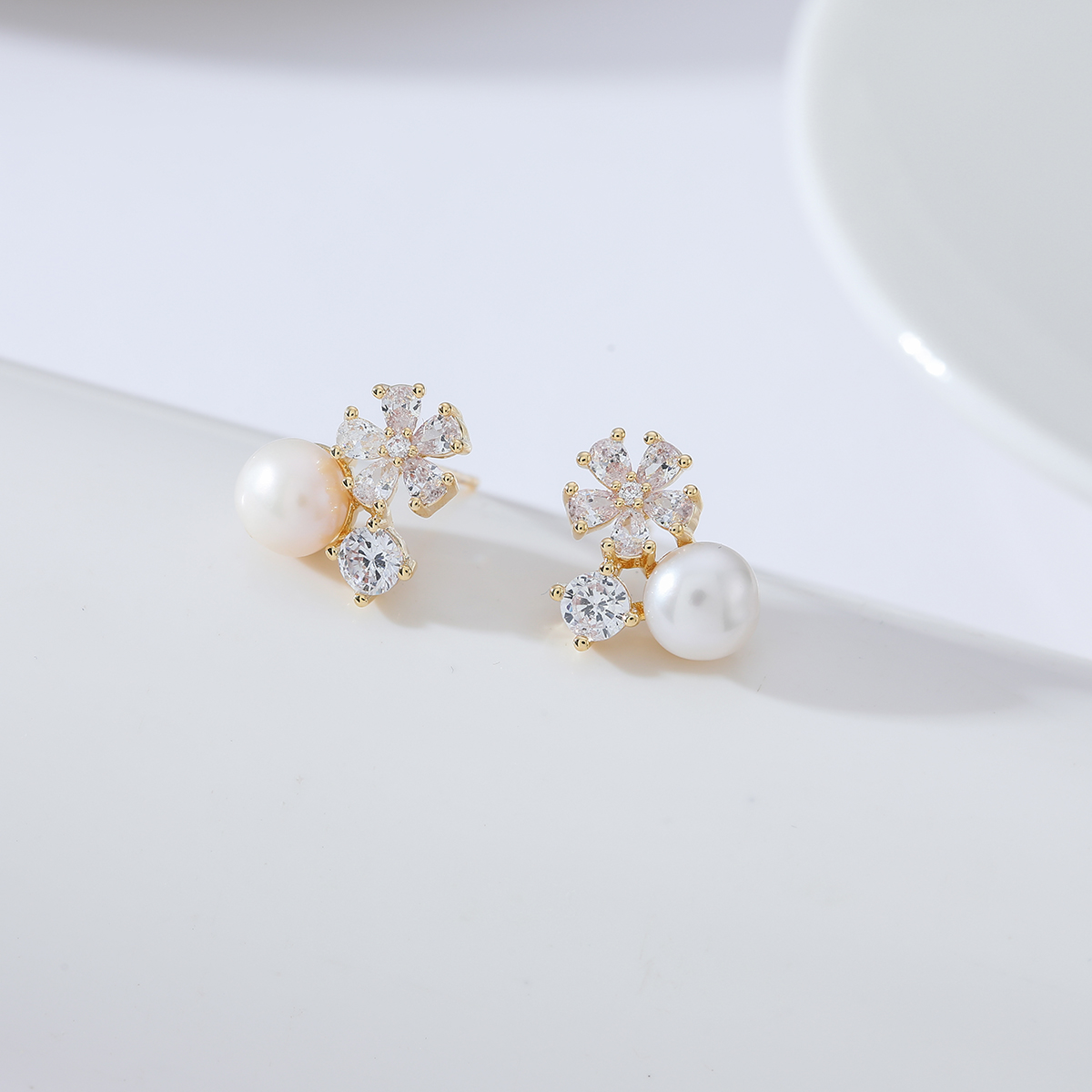 Xuhui brand exquisite and light luxury copper plated with real gold and set with zircon 925 silver needle pearl flower design fashionable stud earrings Specification drawing