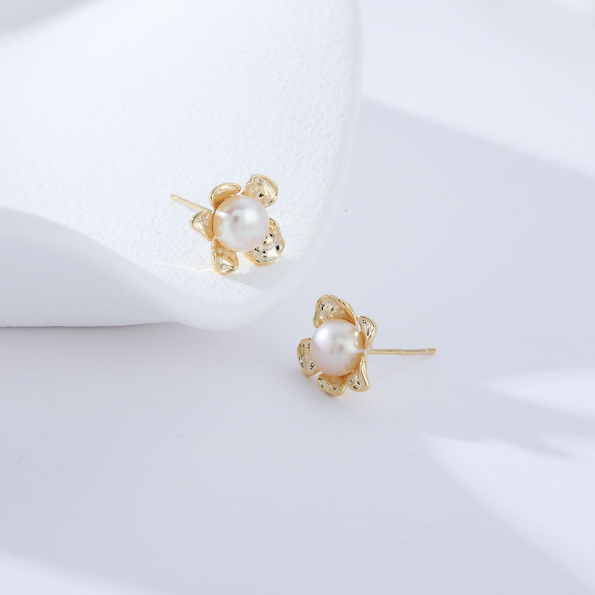 Xuhui brand exquisite and light luxury copper-plated real gold inlaid zircon 925 silver needle freshwater pearl flower luxurious design fashionable stud earrings details Picture