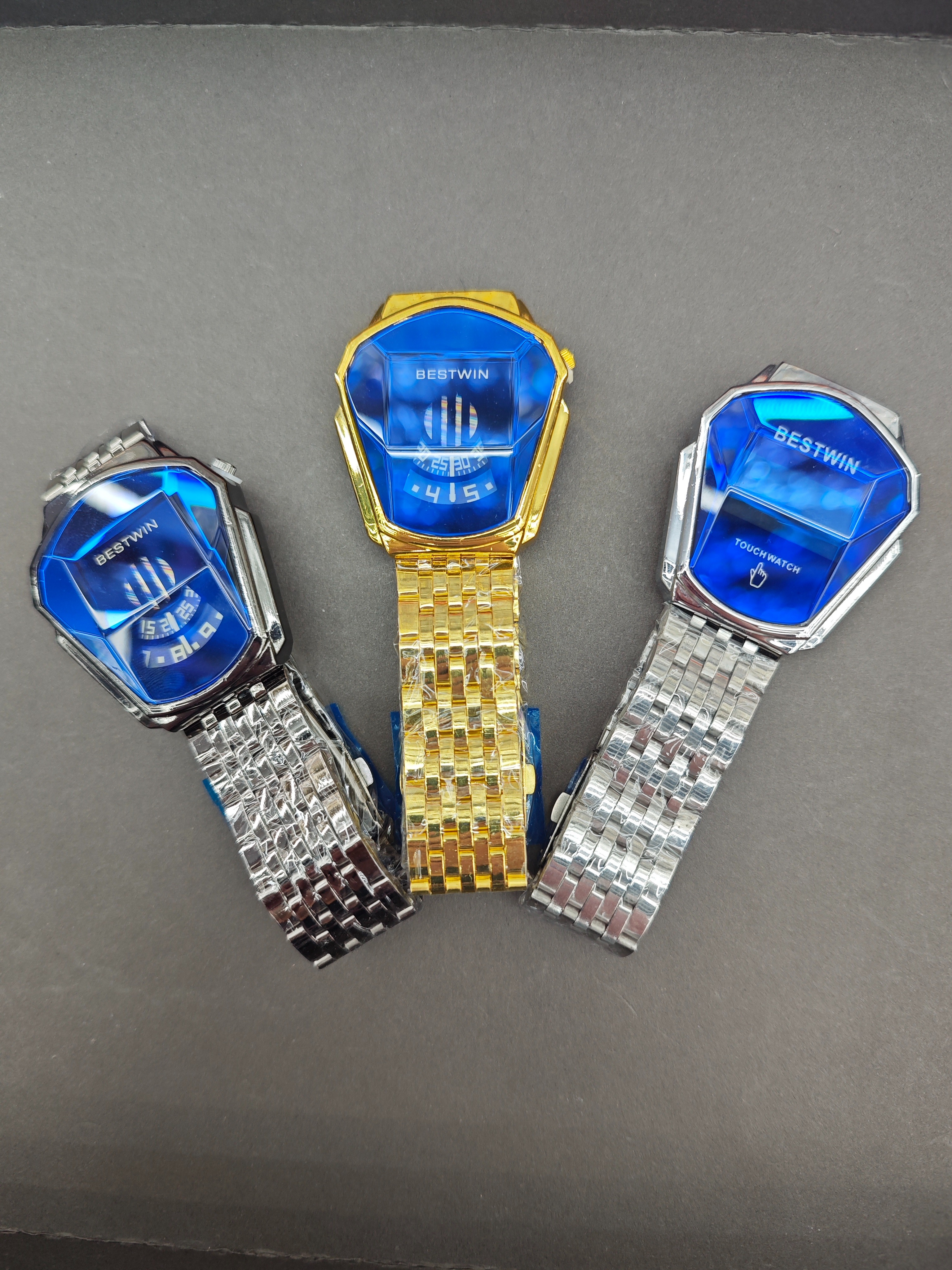 Steel band quartz watches from watch manufacturers are fashionable, trendy, classic designs, clothing accessories, and men's watches full figure