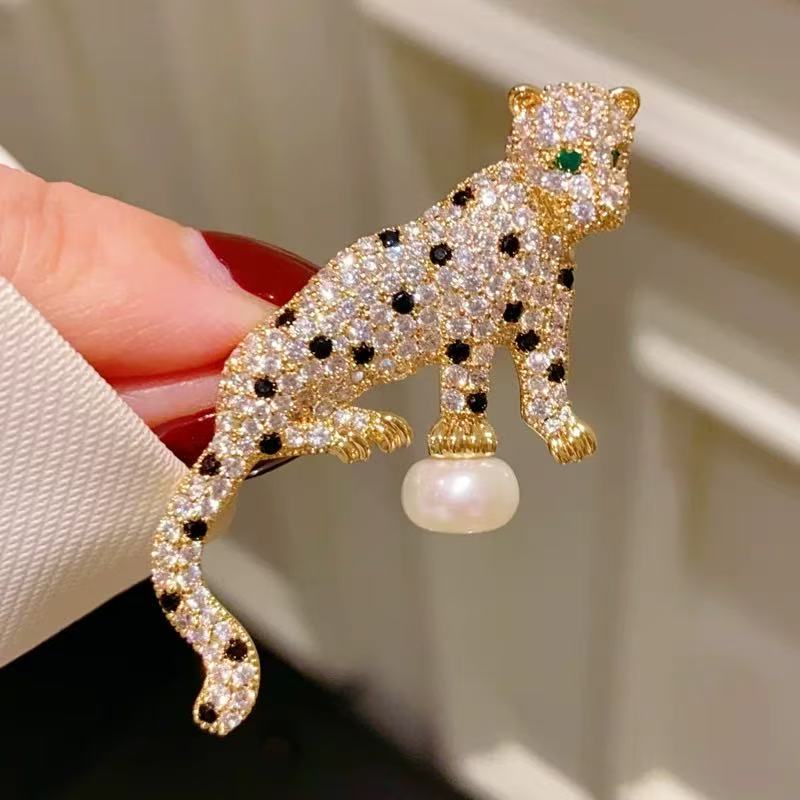 High-end natural freshwater pearl and zirconium leopard brooch with real gold electroplating Item Picture