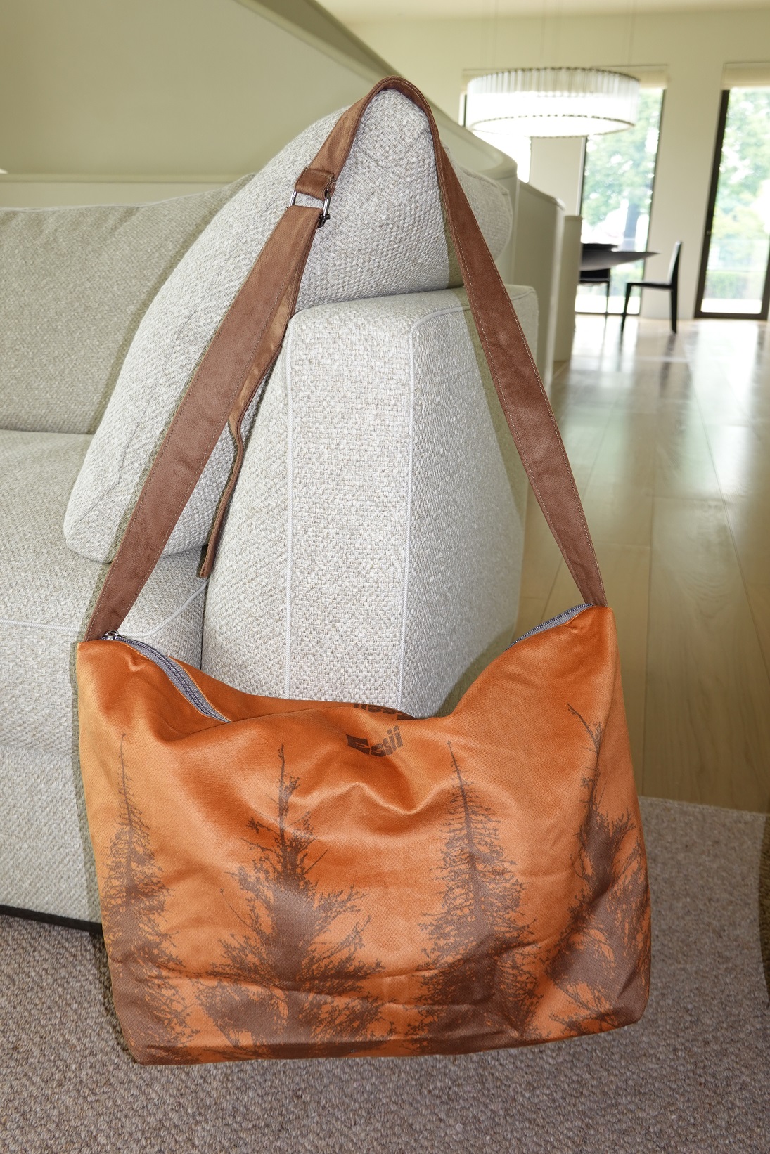 插画艺术时尚可爱白搭潮流女单肩斜跨慵懒大包白底实物图