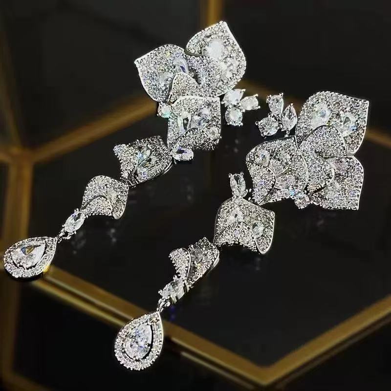 Luxurious and high-end Zircon super-sparkling long fringed ear pin ear clips Application Scenario
