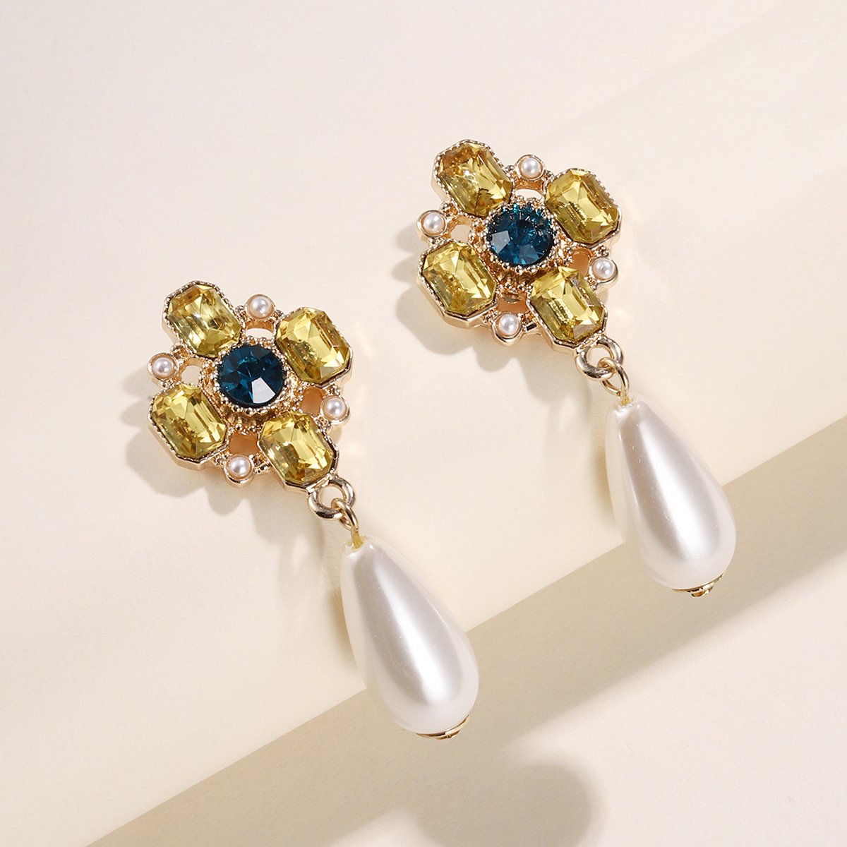 1对个性轻奢镶嵌水钻气质耳环