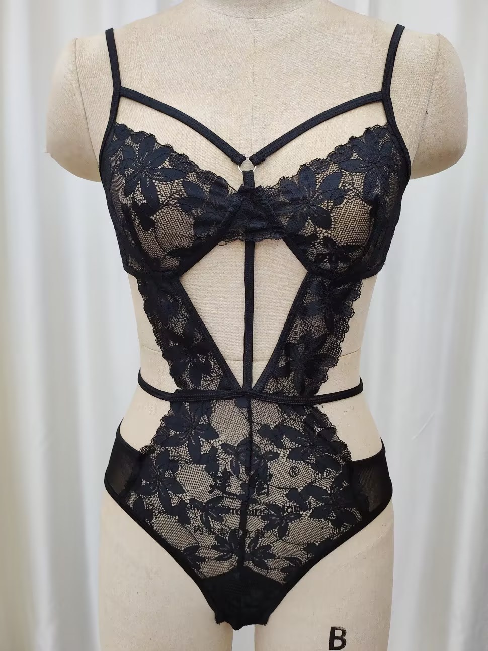 One-piece consignment cross-border European and American one-piece black romantic lace sexy lingerie set Amazon lingerie wholesale Application Scenario