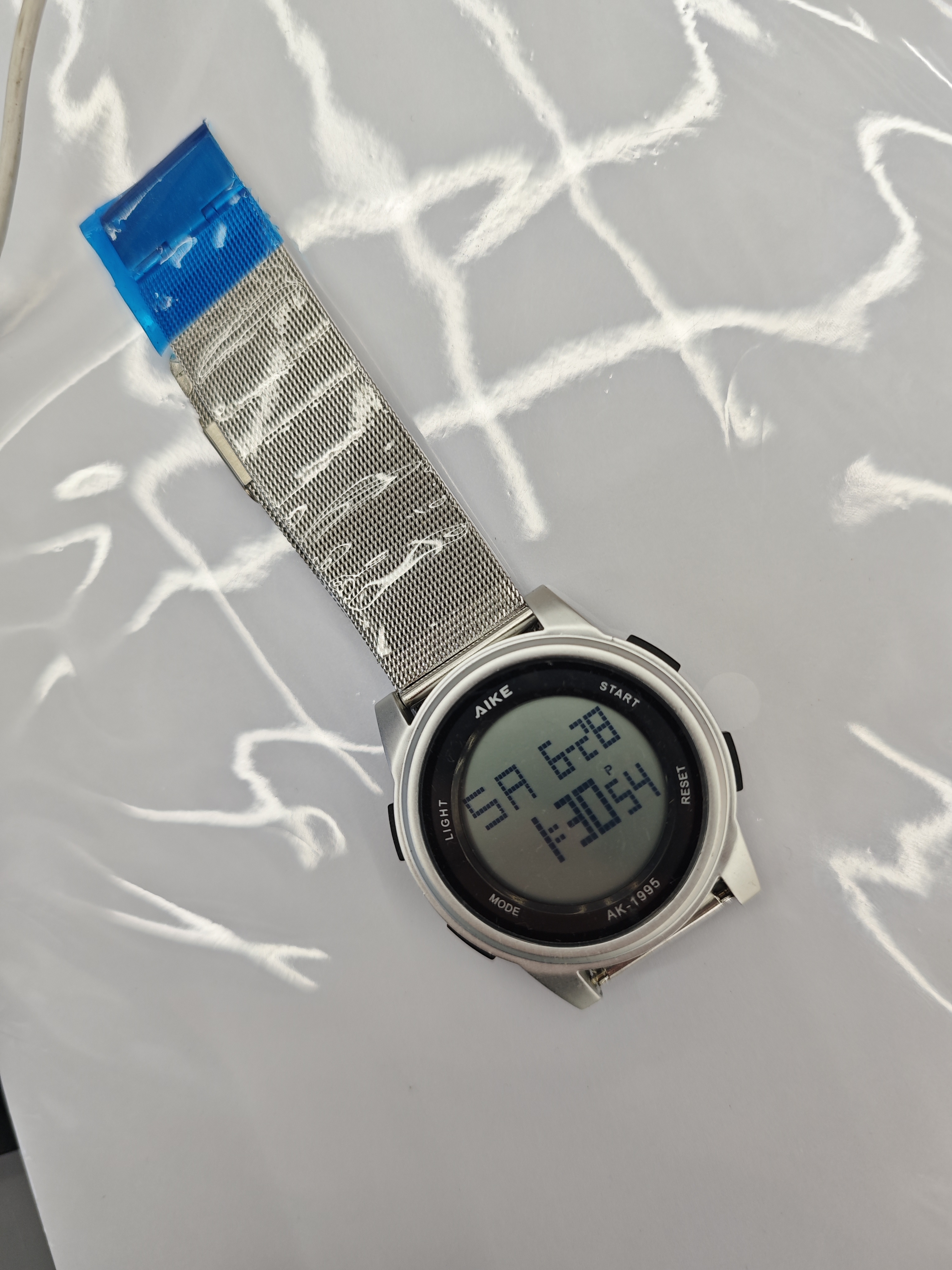 Watch manufacturers' electronic watches with steel straps, deeply water-resistant, fashionable and trendy, classic design, couple clothing accessories watches full figure