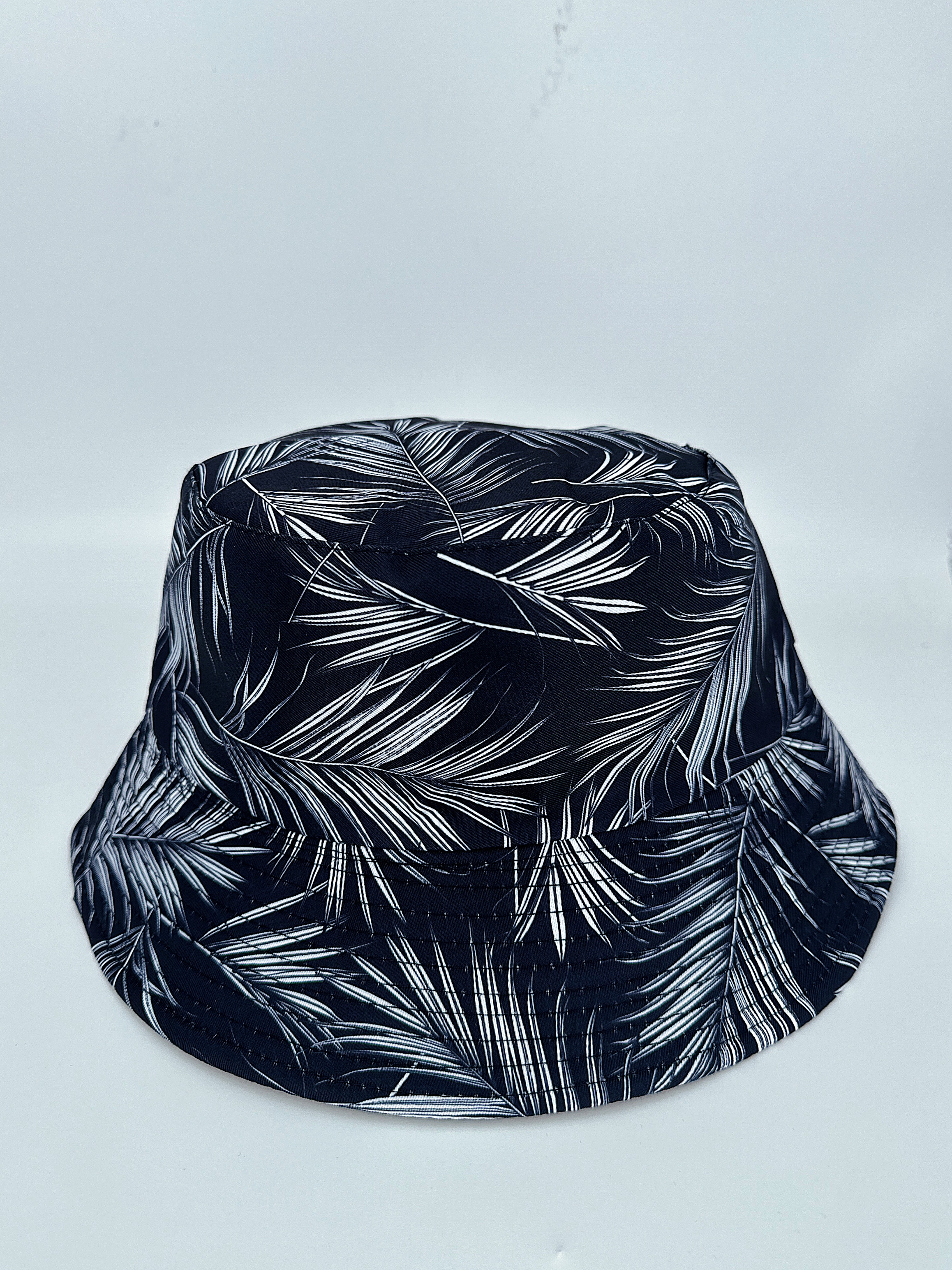 Spring and summer cross-border bestsellers: Irregular maple leaf gradient graffiti double-sided fisherman hats for both men and women, fashionable and versatile outdoor sun protection and shade, cool and portable hats for adults Application Scenario