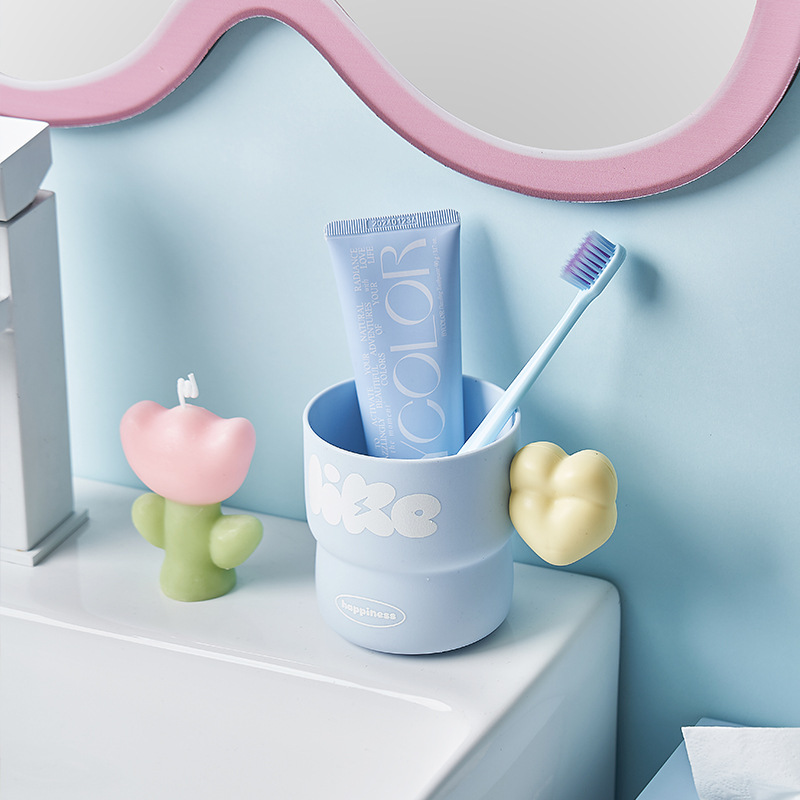 M04-7133 Korean-style heart-shaped plastic mouthwash cup for children and students, plastic cup for brushing teeth and mouthwash Application Scenario