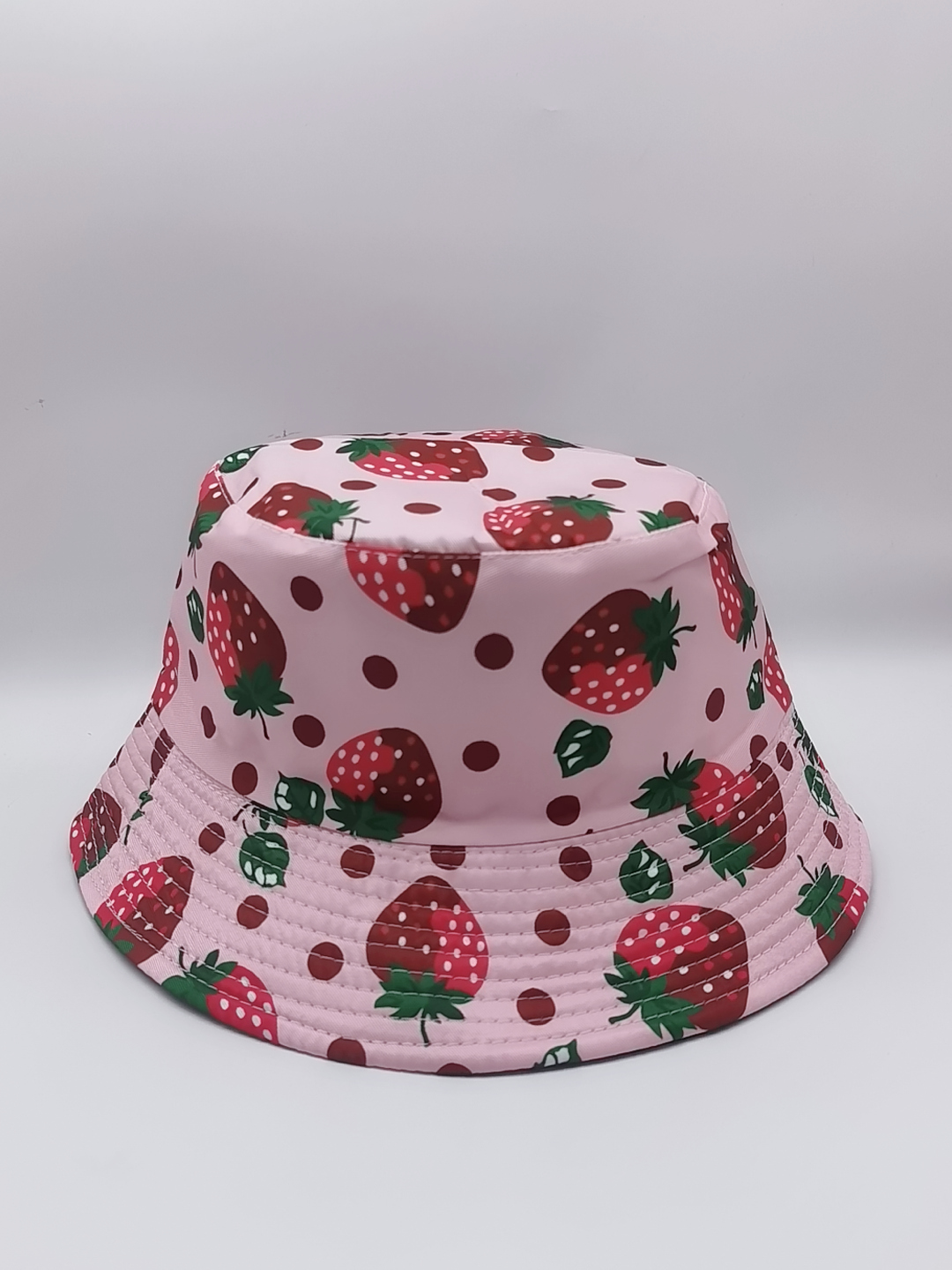 Strawberry print graffiti double-sided fisherman hats are popular in spring and summer. They are fashionable and versatile, suitable for both men and women. They are outdoor sun protection, cool and portable hats for adults Specification drawing