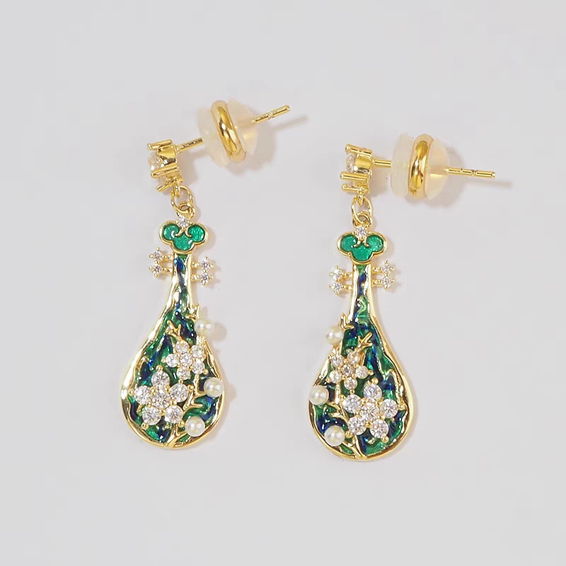 Retro Chinese style elegant enamel pearl flower blue pipa earrings Application Scenario