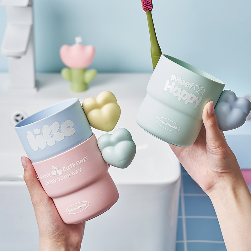 M04-7133 Korean-style heart-shaped plastic mouthwash cup for children and students, plastic cup for brushing teeth and mouthwash Specification image