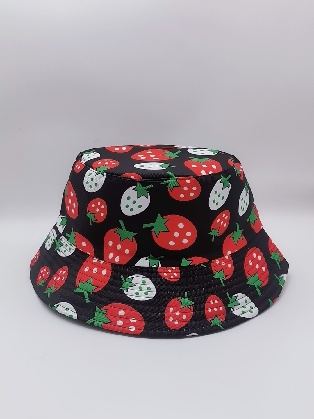 Strawberry print graffiti double-sided fisherman hats are popular in spring and summer. They are fashionable and versatile, suitable for both men and women. They are outdoor sun protection, cool and portable hats for adults Item Picture