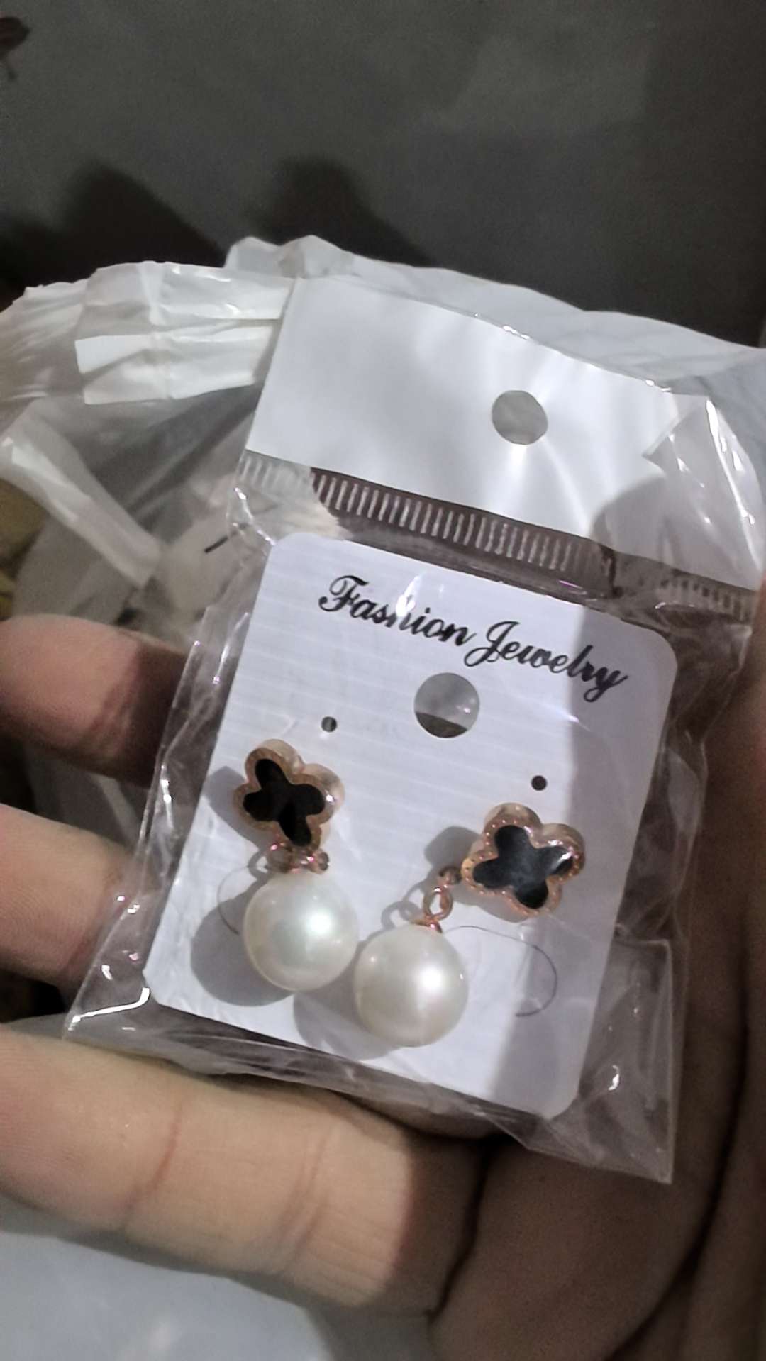 钛钢四叶草珍珠耳钉地摊热卖主播爆款可定制