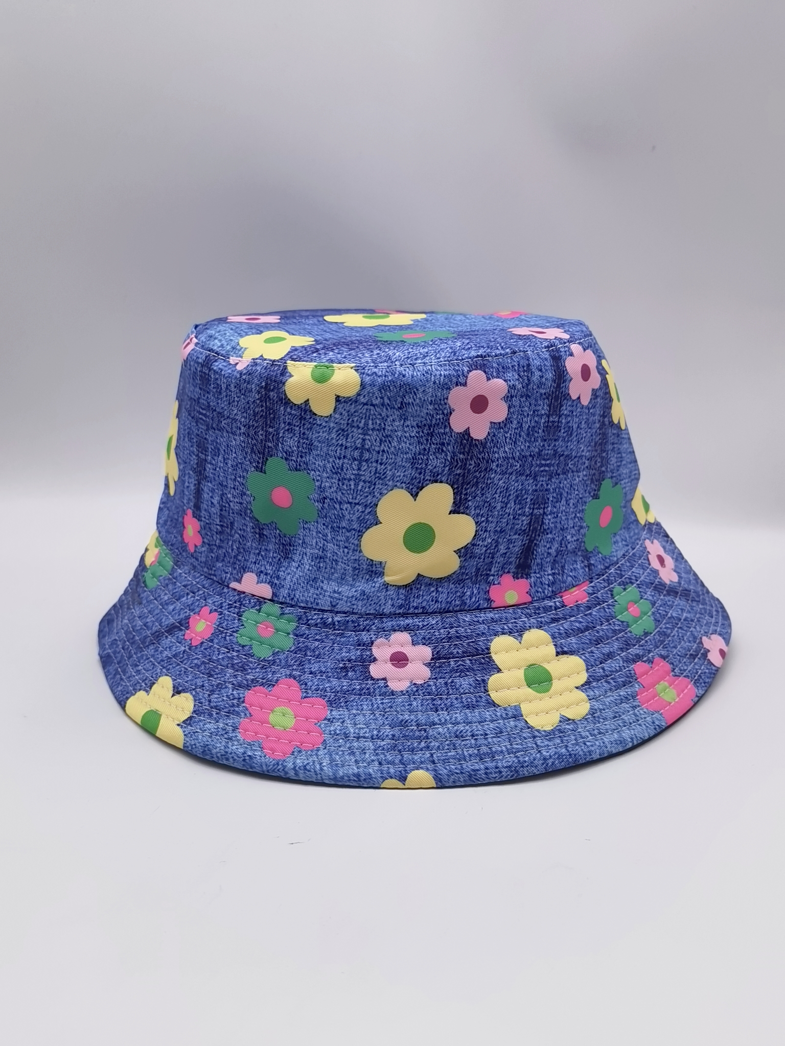 This cute and versatile cartoon double-sided fisherman hat for both men and women in spring and summer is fashionable and versatile. It is a cool and portable hat for outdoor sun protection and shade, suitable for adults Application Scenario