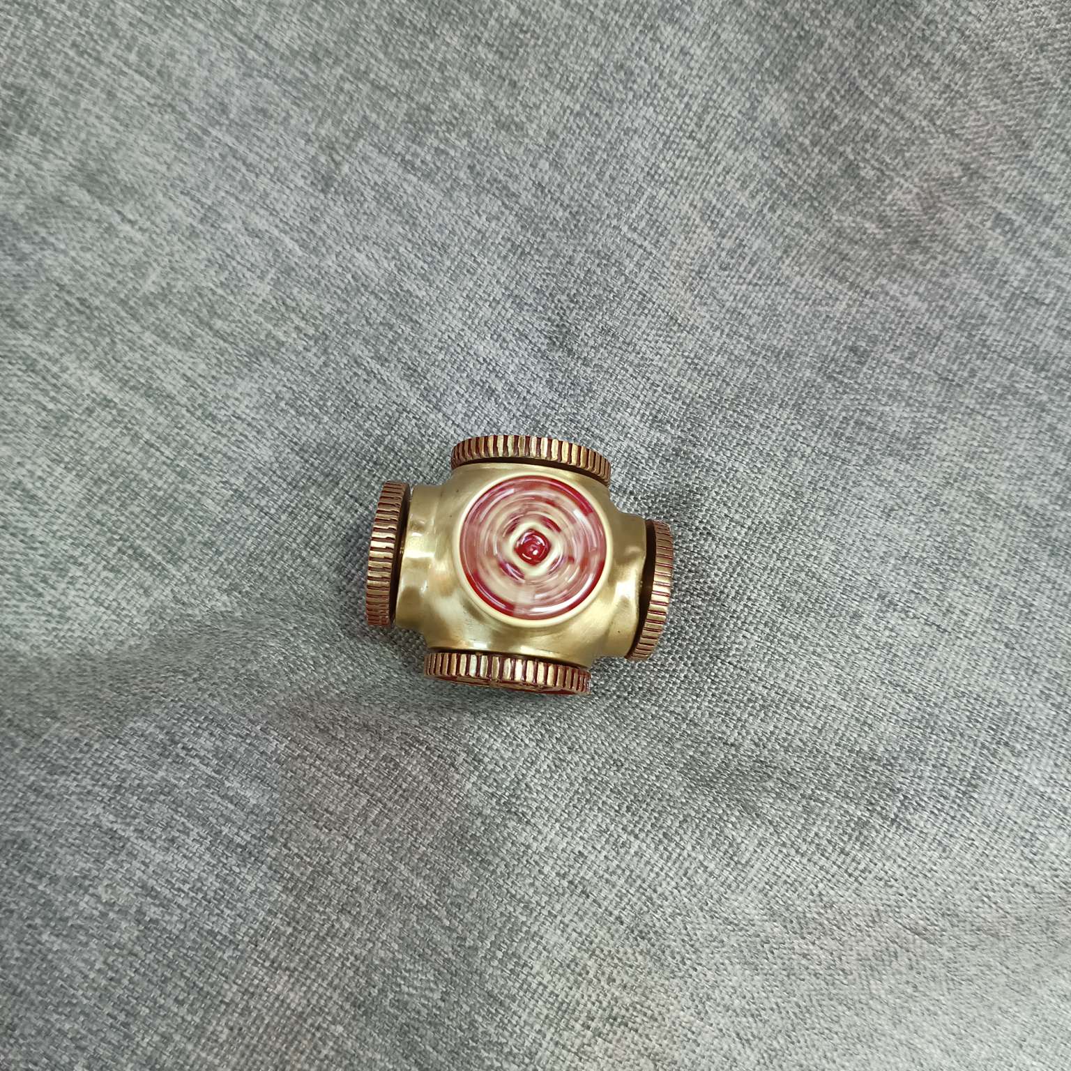 A red gift for making a fortune every day, featuring a six-sided rotating faucet from Zhonggong Craft Item Picture