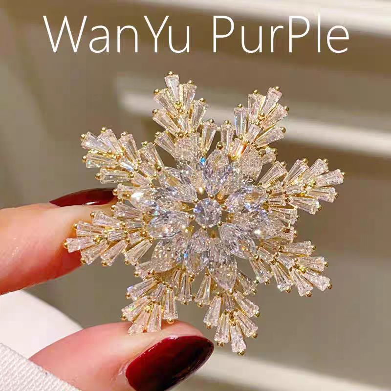 Fashionable three-dimensional silver snowflake brooch, high-end women's exquisite coat corsage