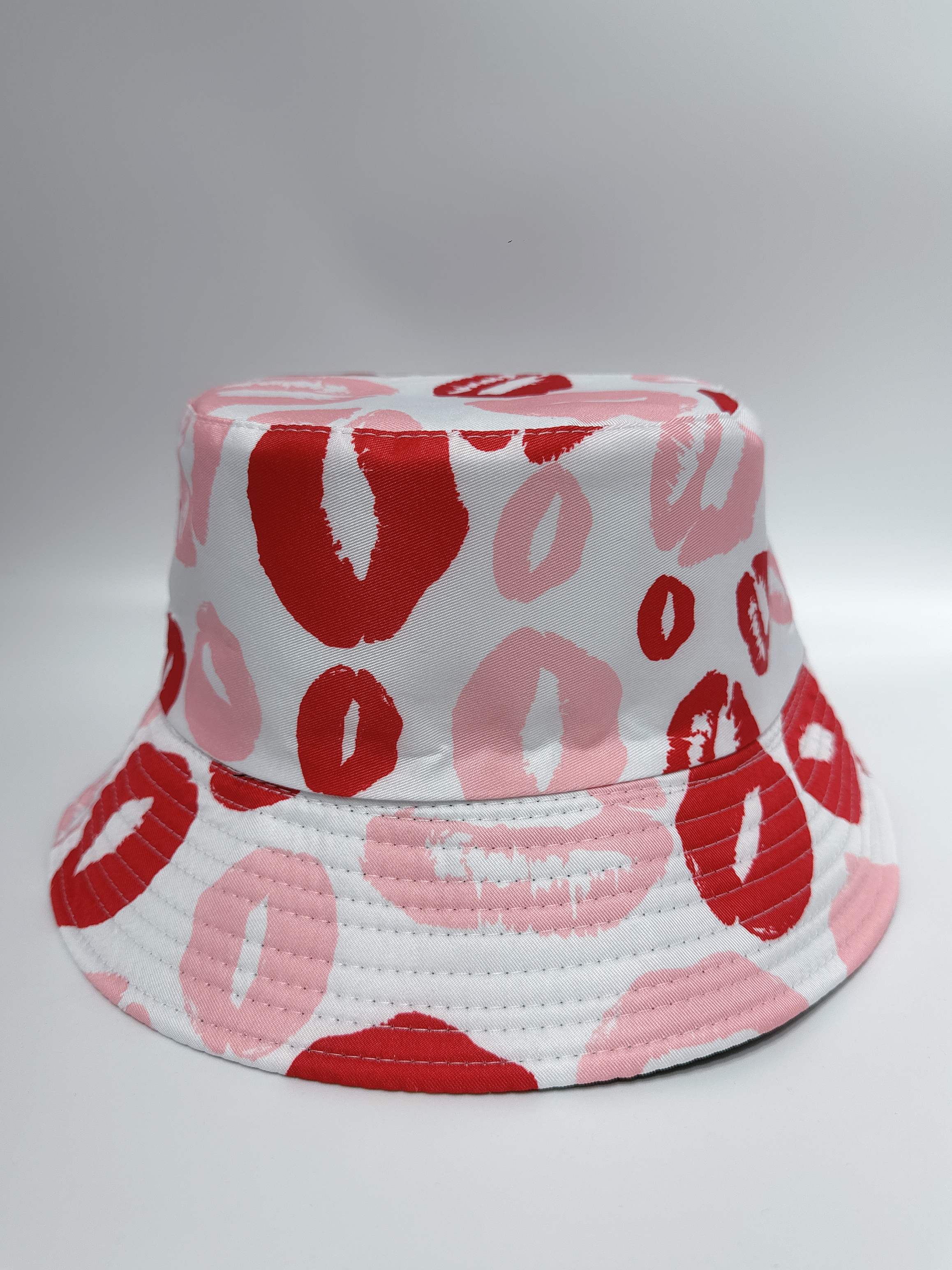 In spring and summer, in Europe and America, lip lipsticks, heart-shaped double-sided fisherman hats, unisex styles, fashionable and versatile, outdoor sun protection, cool and portable hats for adults are in fashion full figure