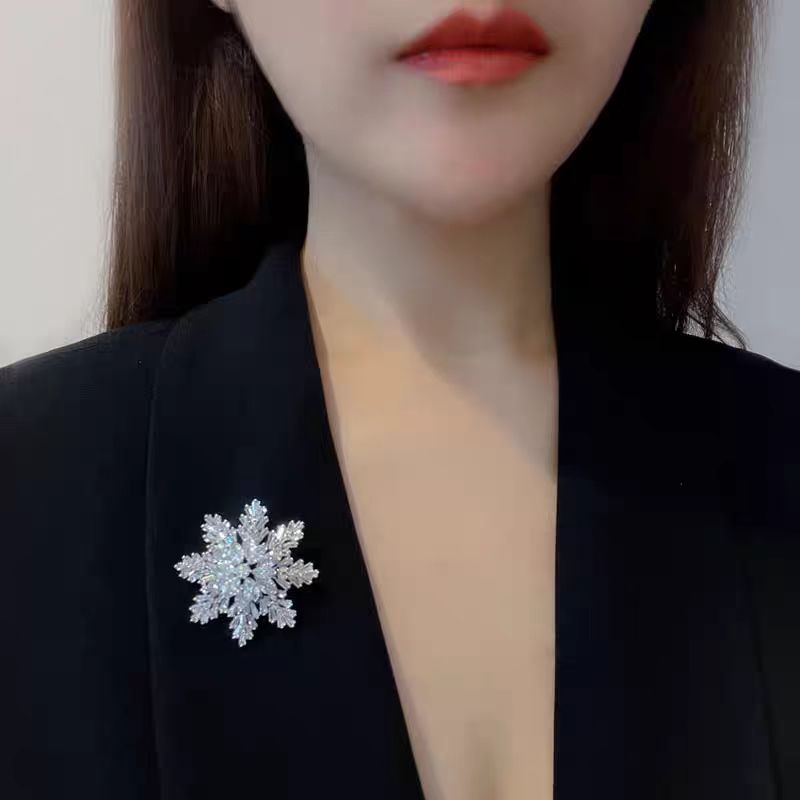 Moda tridimensional plata broche de nieve alto grado mujeres exquisito abrigo broche Application Scenario