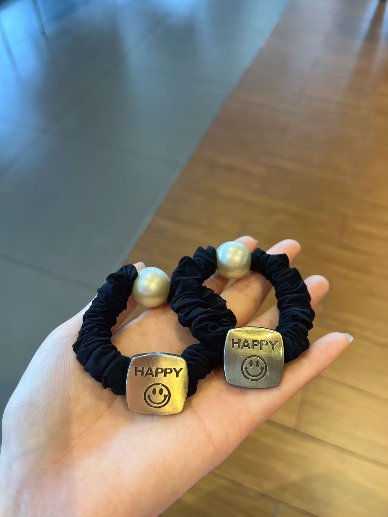 Korean-style simple large intestine hair band, hair tie, women's hair accessory, leather band, multi-functional, versatile and fashionable hair band accessory Application Scenario