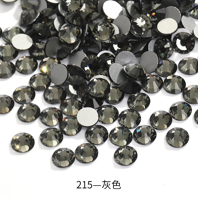 Internet-famous flat-bottomed diamond, heart-shaped claw diamond, handcrafted glass crystal diamond, hand-sewn diamond, perforated heart-shaped event dress and wedding clothing Application Scenario