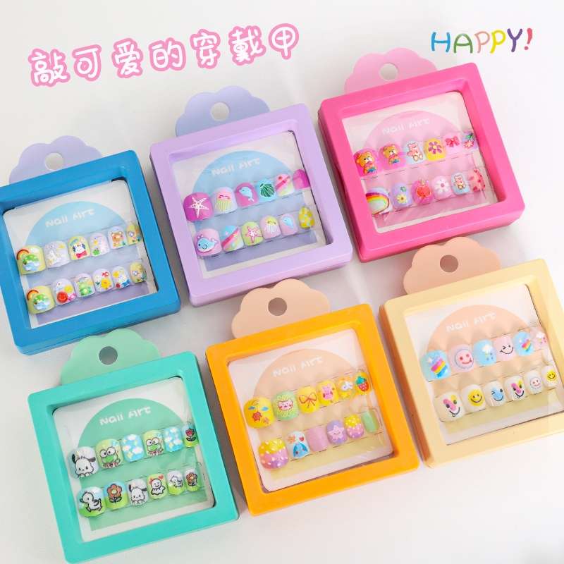 浮雕小童穿戴甲多巴胺色盒子装立体穿戴甲白底实物图