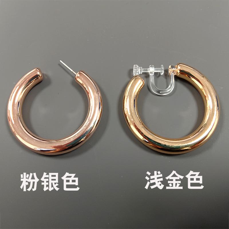 European and American fashion style irregular earrings recommended by Internet celebrities: geometric metal retro earrings, simple C-shaped large ear rings 40 Application Scenario
