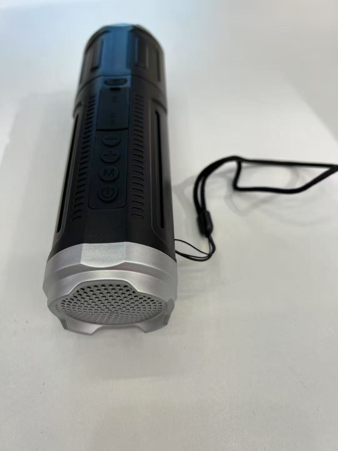 跨境新款强光手电筒户外便捷式蓝牙音箱无线播放收音机小音响