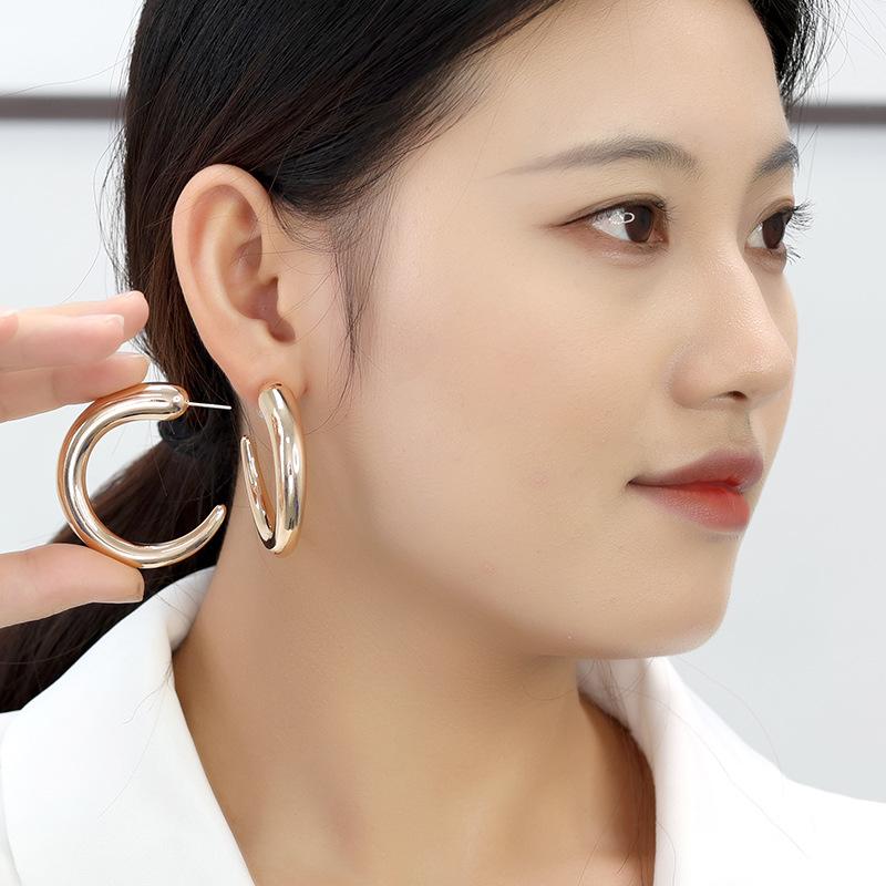 European and American fashion style irregular earrings recommended by Internet celebrities: Geometric metal retro earrings, simple C-shaped large ear rings 12 details Picture