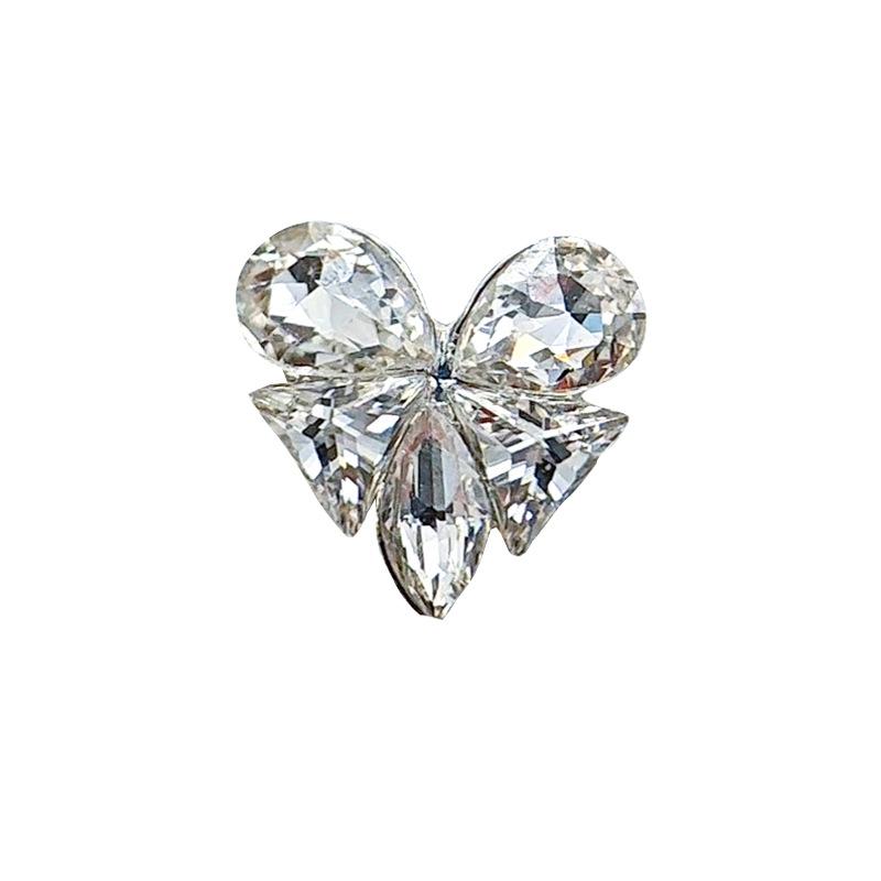 A hodgepodge of handcrafted DIY accessories, bows, pearls, heart-shaped bears, and new trendy nail art pieces Item Picture