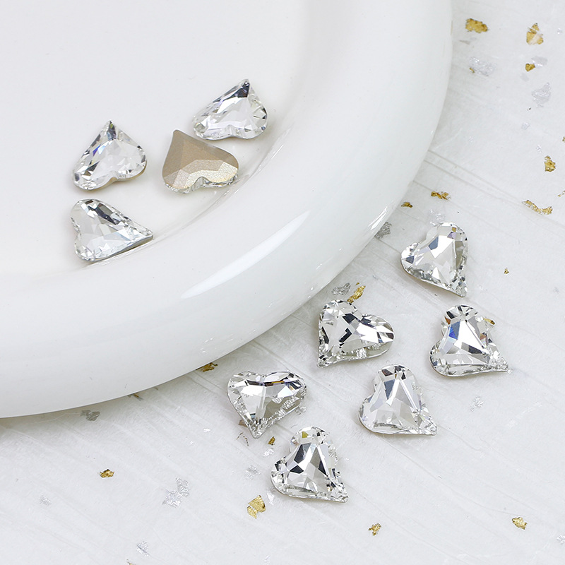 Factory direct sales of new large crooked heart-shaped pointed-bottom diamond heart-shaped nail necklace jewelry accessories. Bestseller and Internet celebrity nail drill Item Picture
