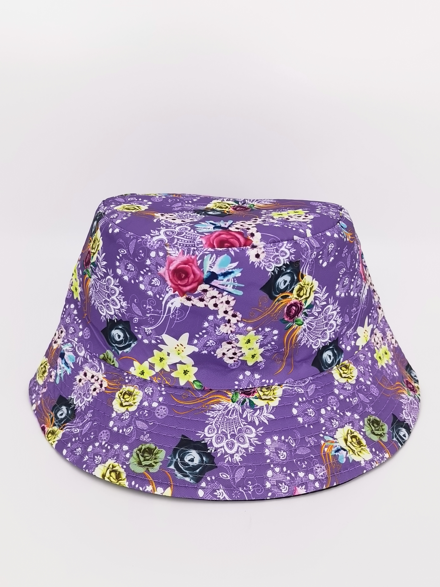 In spring and summer, Hua Hua wears a double-sided fisherman hat for both men and women, which is fashionable and versatile. It is a portable hat for outdoor sun protection and shade, and is suitable for adults Application Scenario