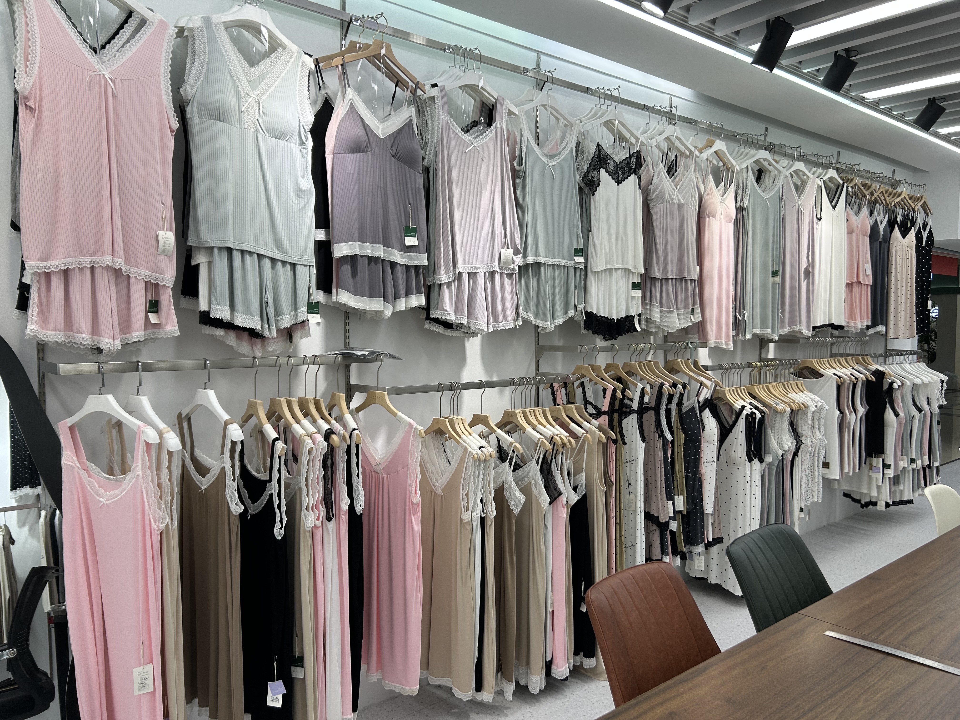 Susan Fanny Clothing Store describe pic - 4