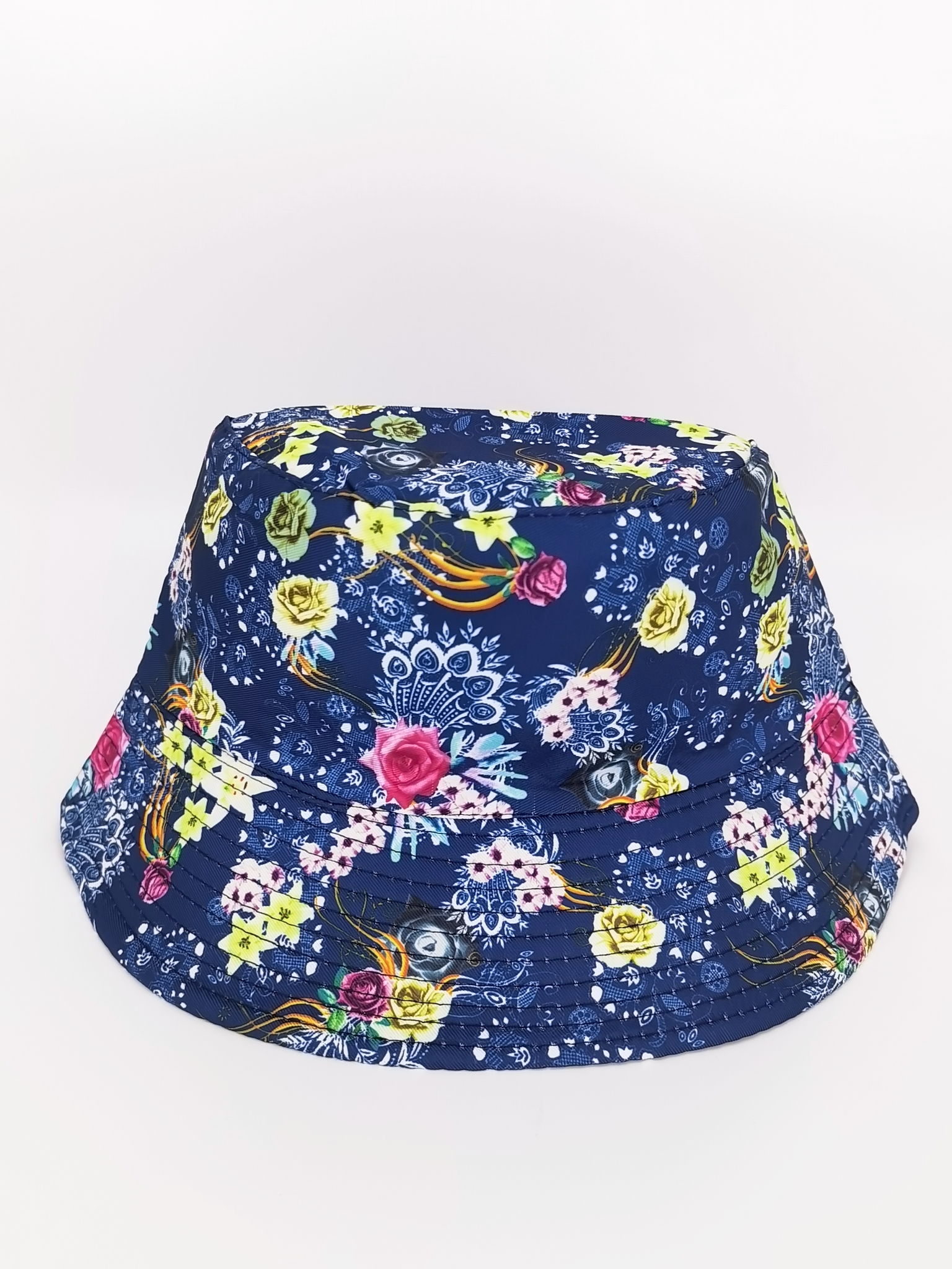 In spring and summer, Hua Hua wears a double-sided fisherman hat for both men and women, which is fashionable and versatile. It is a portable hat for outdoor sun protection and shade, and is suitable for adults Item Picture