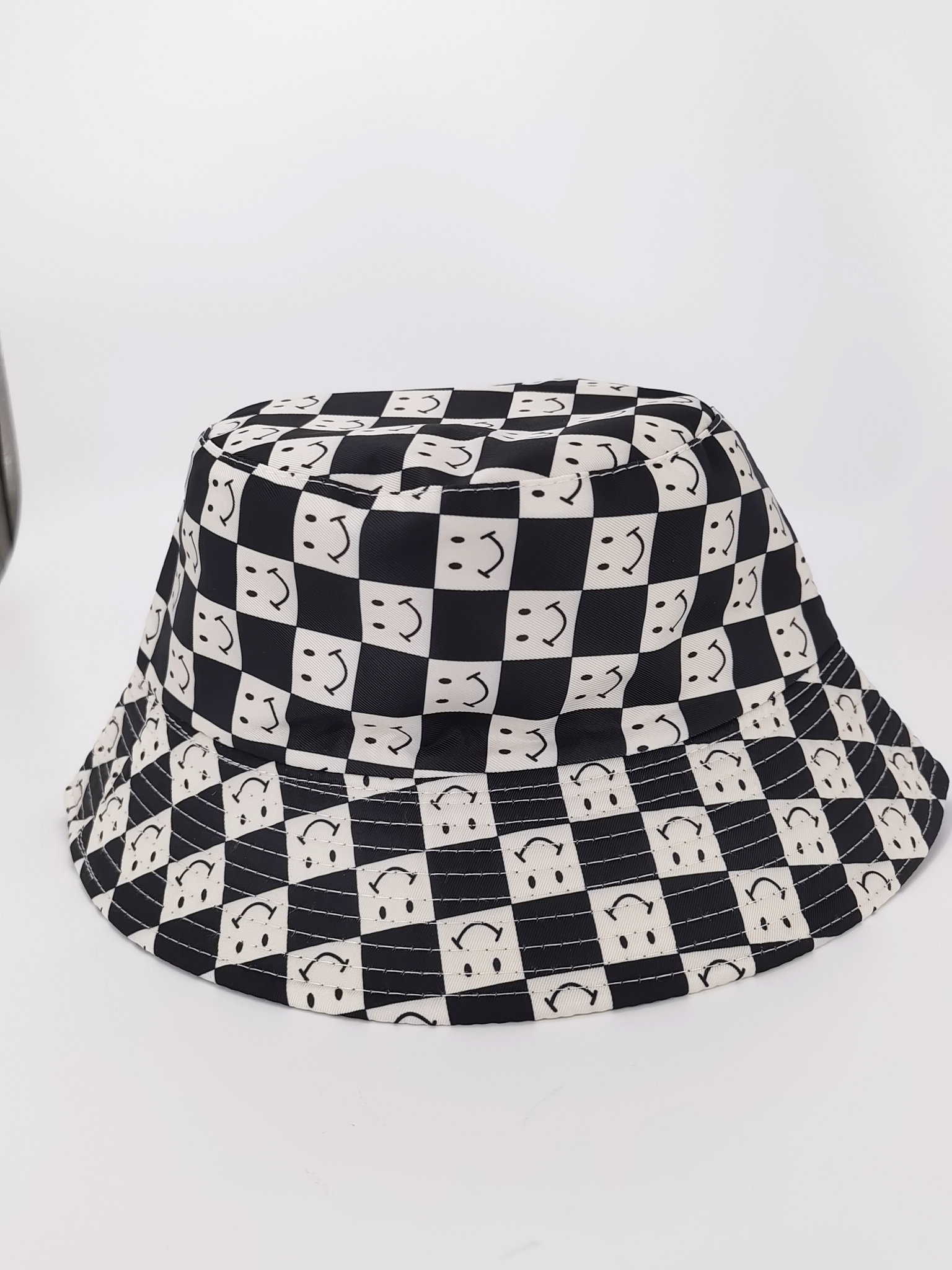 In spring and summer, all kinds of smiling faces, double-sided fisherman hats for both men and women, fashionable and versatile, outdoor sun protection and shade, cool and portable hats, adult style details Picture