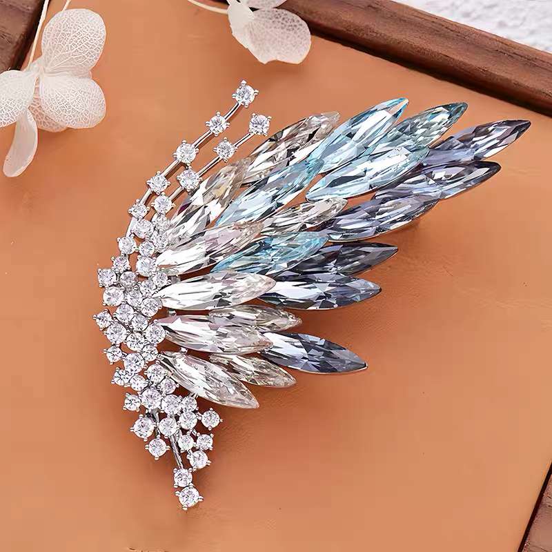 新款重工微镶锆高端时尚水晶蝴蝶胸针奢华优雅服饰搭配