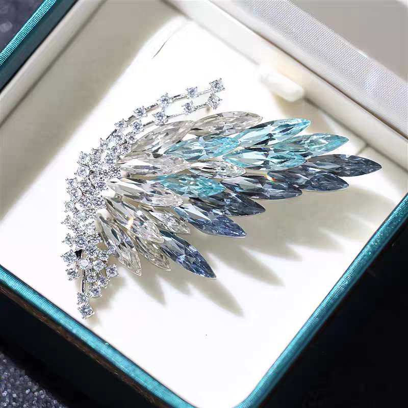 The new heavy-duty micro-inlaid zirconium high-end fashionable crystal butterfly brooch is a luxurious and elegant outfit to match details Picture