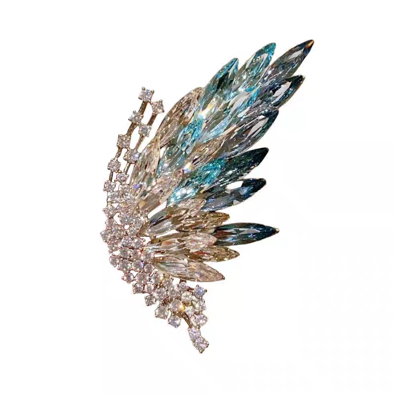 The new heavy-duty micro-inlaid zirconium high-end fashionable crystal butterfly brooch is a luxurious and elegant outfit to match Application Scenario