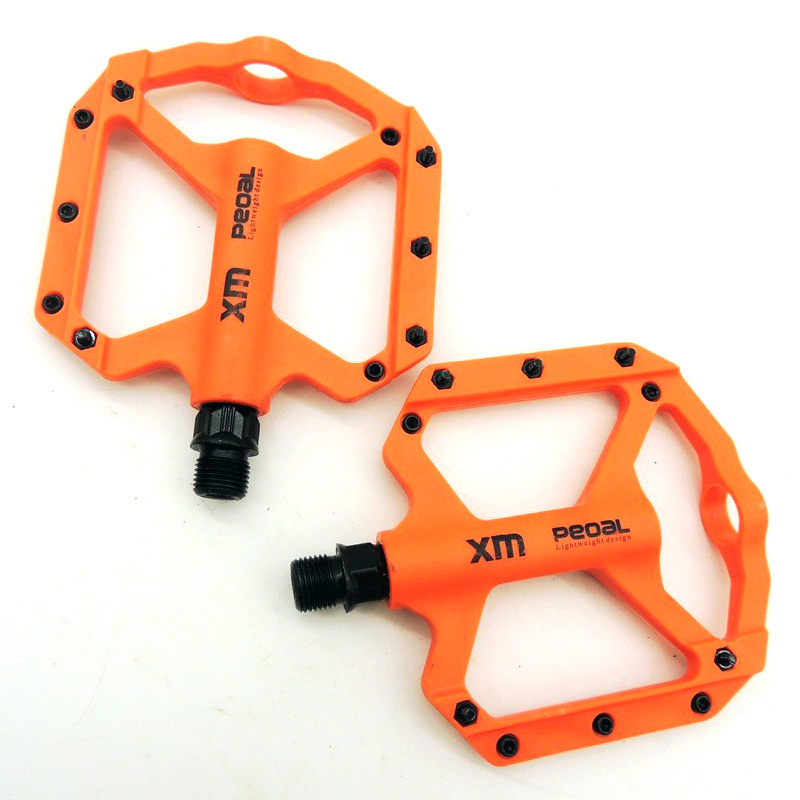NL02 Nylon bicycle pedals, plastic pedals, mountain bike pedals with nails, anti-slip, nylon fiber bicycle pedals Item Picture