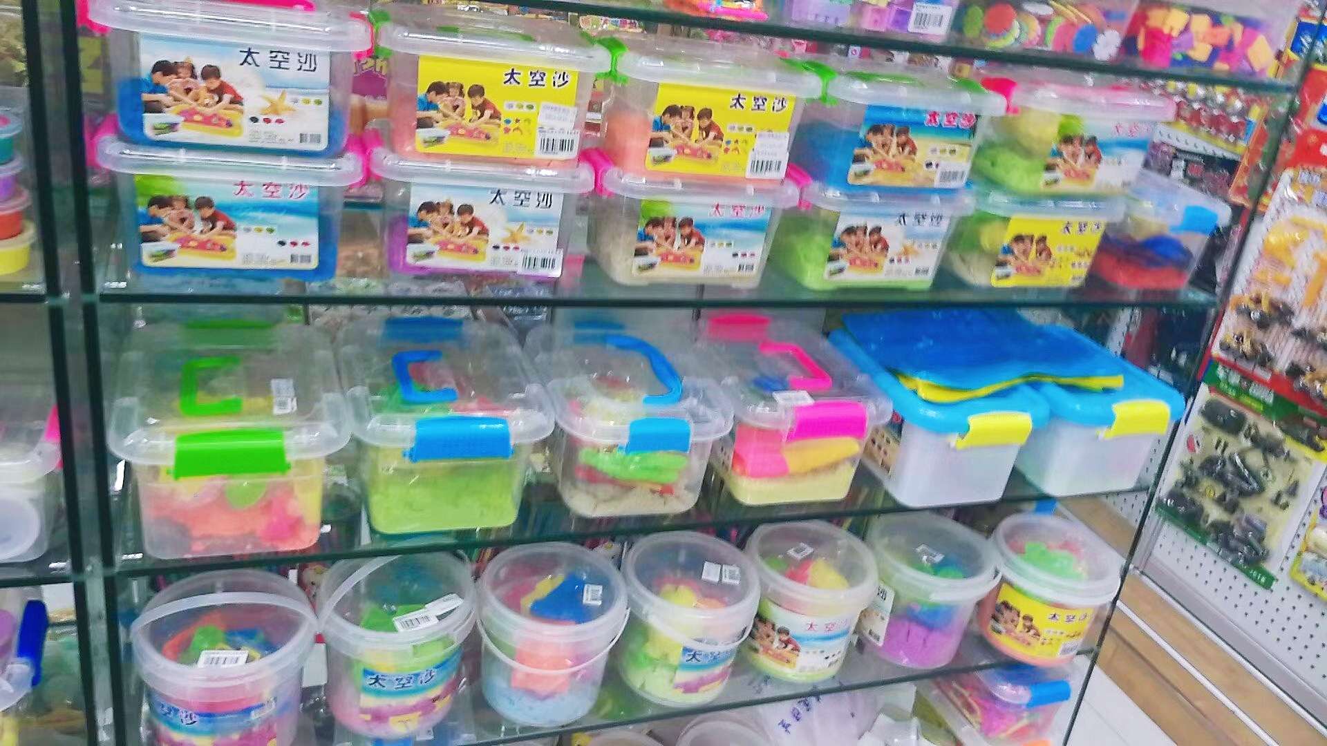 One jin of Space sand is a safe, non-toxic and non-sticky sand toy for children, specifically designed for indoor playgrounds and powered colored sand