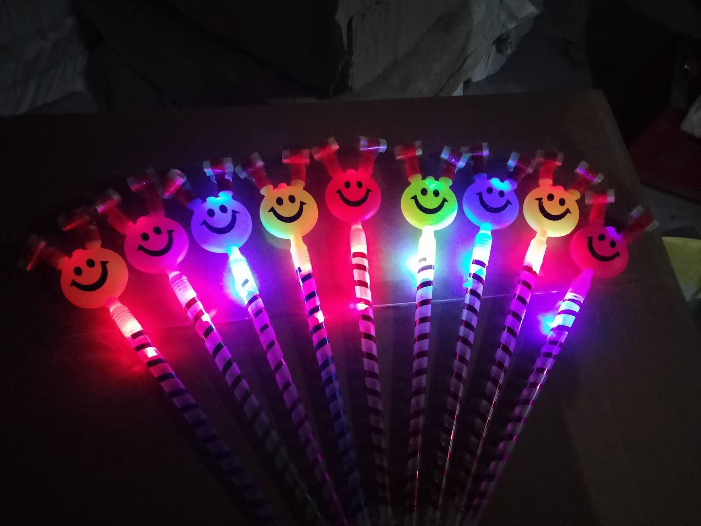 不同颜色带灯笑脸吹龙 发光灯光笑脸吹龙 口哨吹卷助威喝彩玩具
