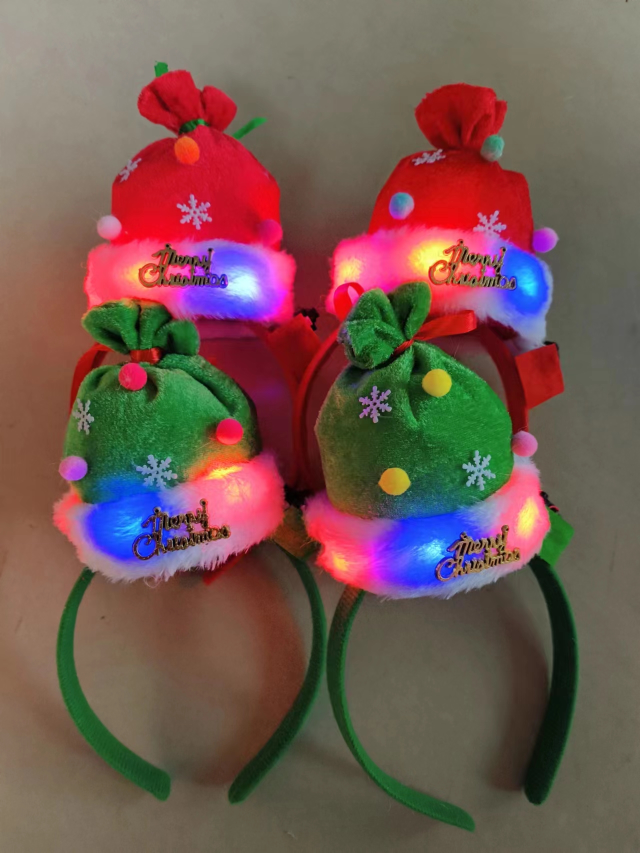 Christmas headbands, Christmas hats, Christmas gift bags, gift boxes, Christmas trees with lampshades, pendants and decorations details Picture