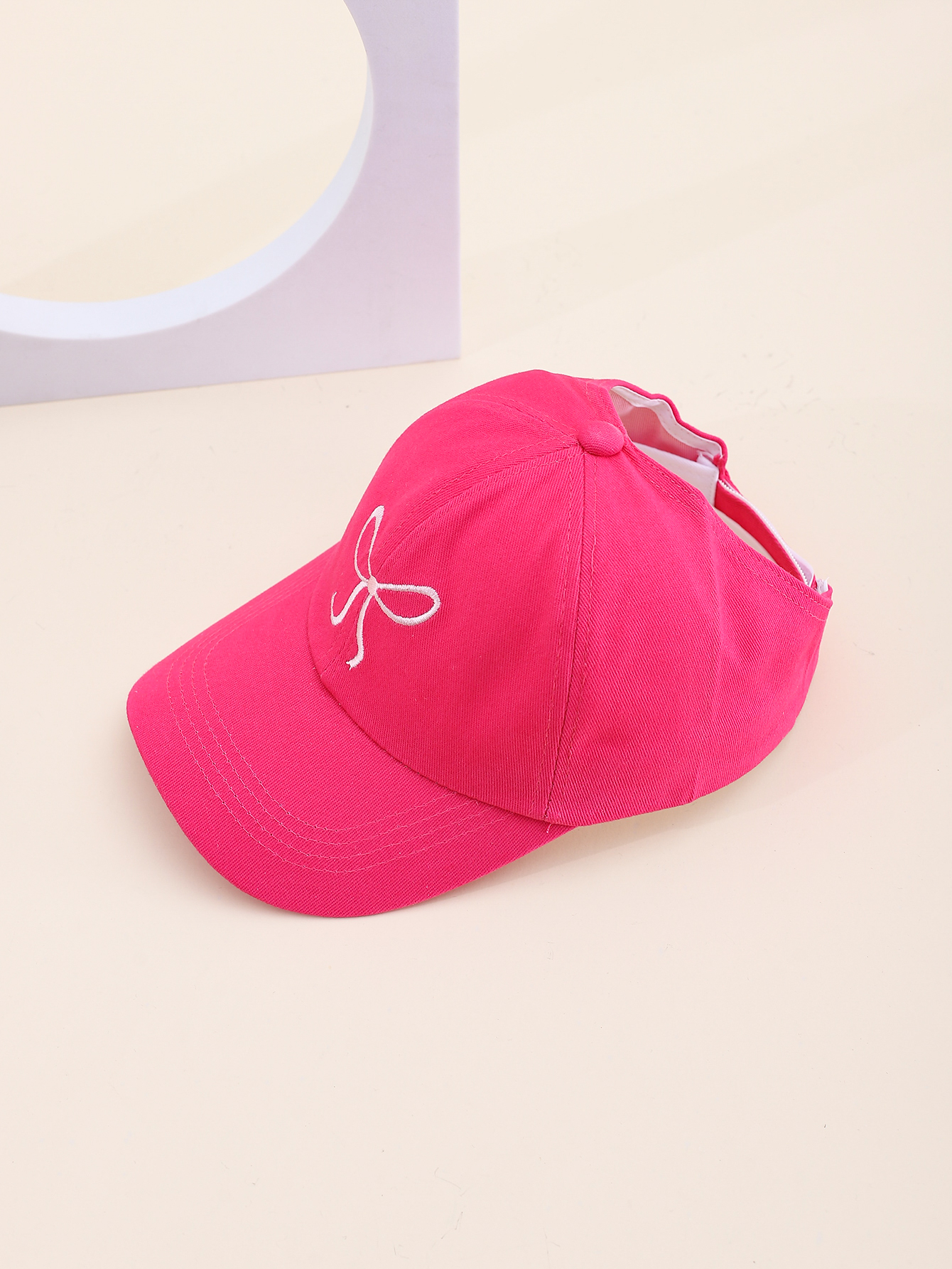 Spring and summer Korean-style embroidered bow duck tongue baseball caps can be tied into high ponytails. Outdoor sun protection open-top sunshade hats. Adjustable for both adults and children Application Scenario